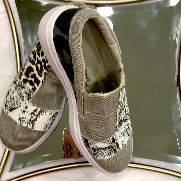 JOLIMALL Shoes - LADY SZ  8  slip ons VERY LIGHTcamo/animal print JOLIMALL some distressCOMFORT💕